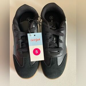 Cat & Jack Kids’ Black & White Sneakers – Size 5